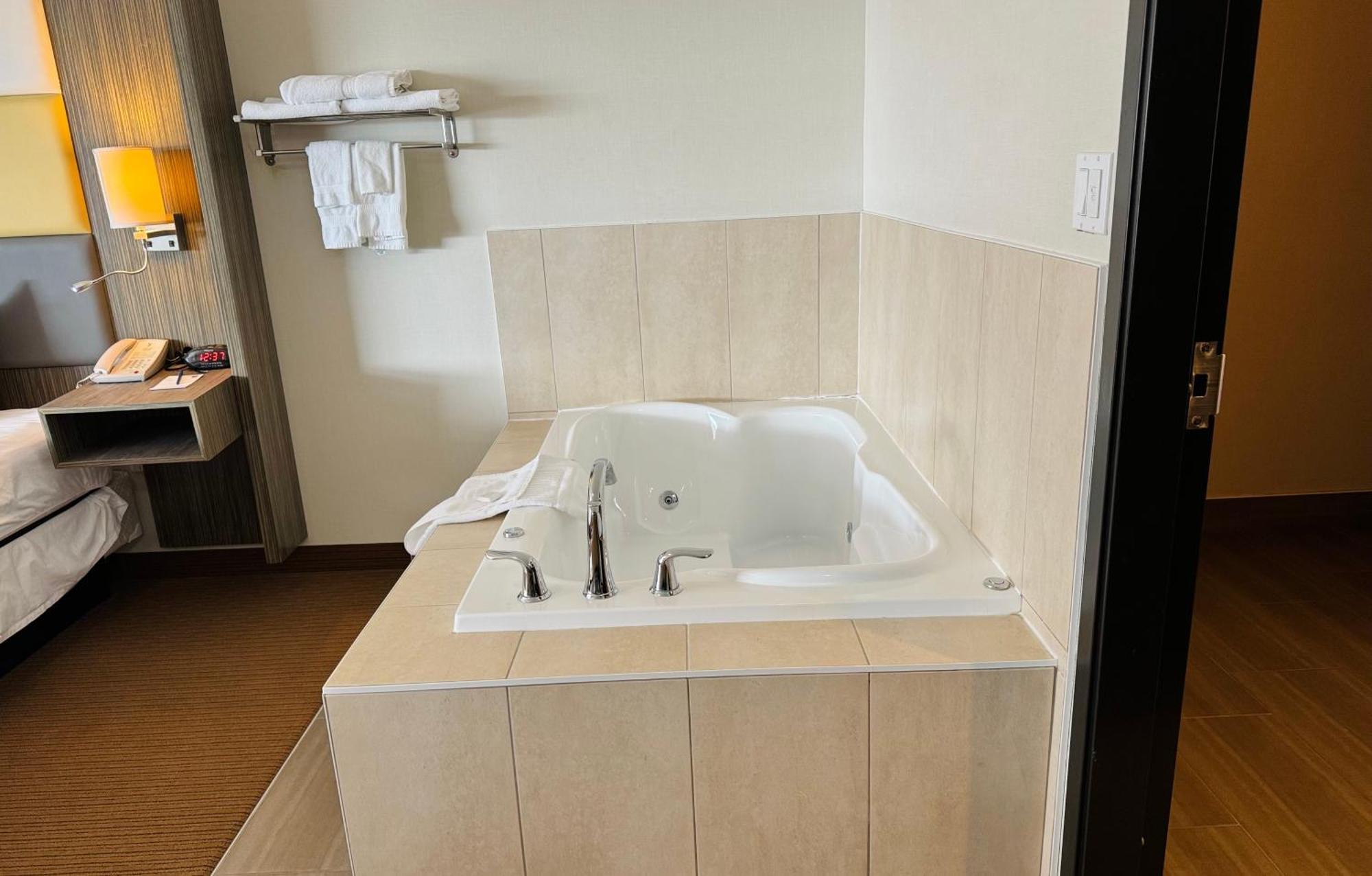 Southfort Inn Fort Saskatchewan Экстерьер фото