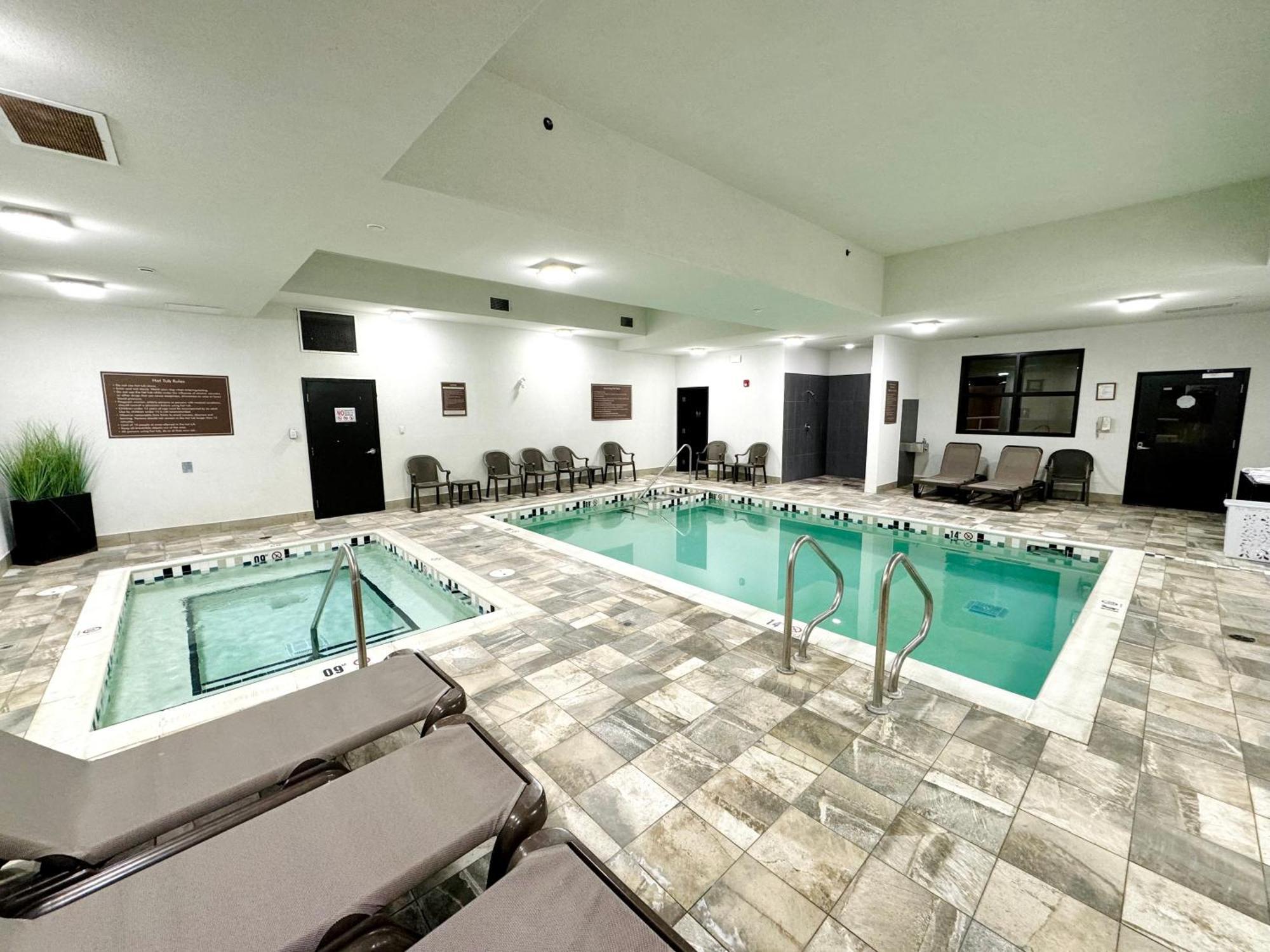 Southfort Inn Fort Saskatchewan Экстерьер фото