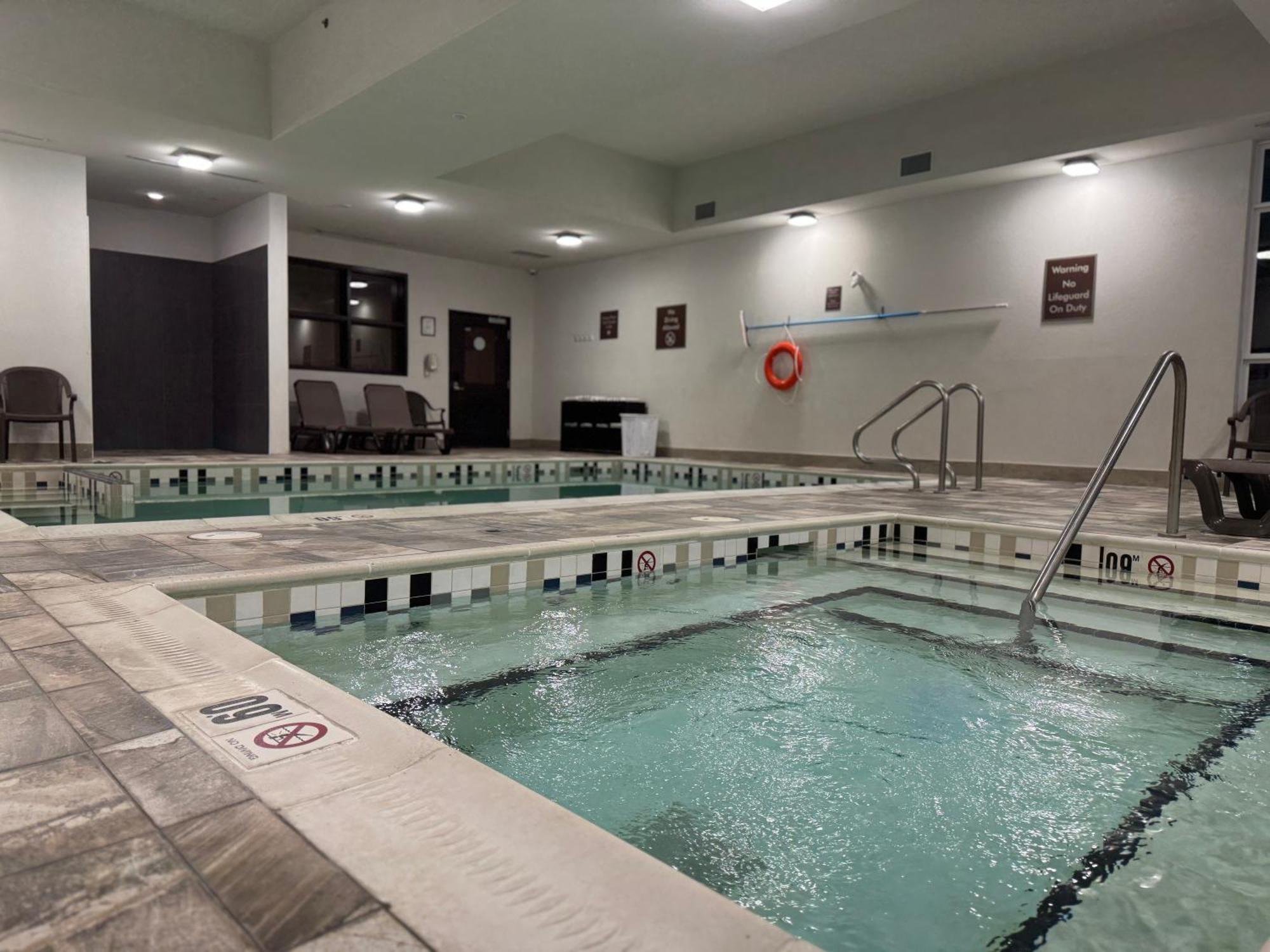 Southfort Inn Fort Saskatchewan Экстерьер фото