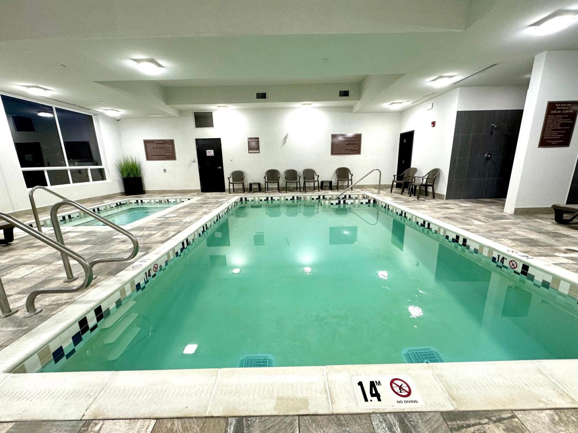 Southfort Inn Fort Saskatchewan Экстерьер фото