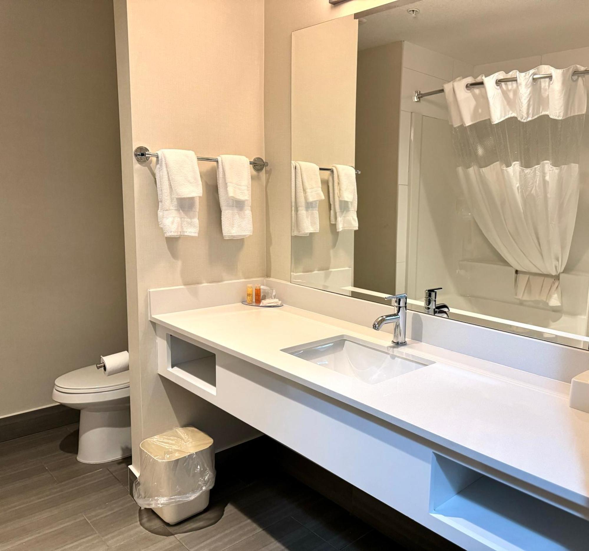 Southfort Inn Fort Saskatchewan Экстерьер фото