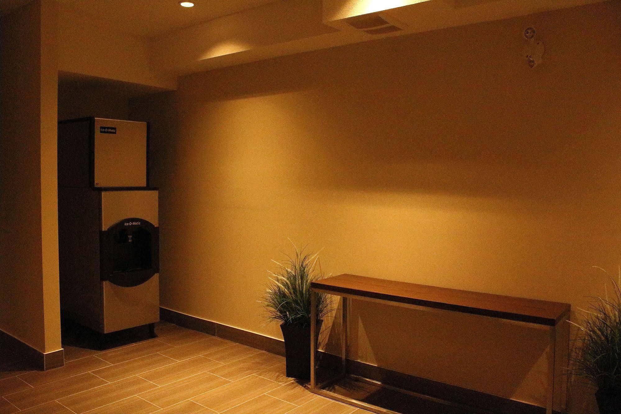 Southfort Inn Fort Saskatchewan Экстерьер фото